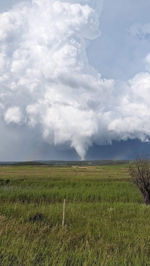 photos - Tornado damages buildings in County of Vermilion River 2 Tornado