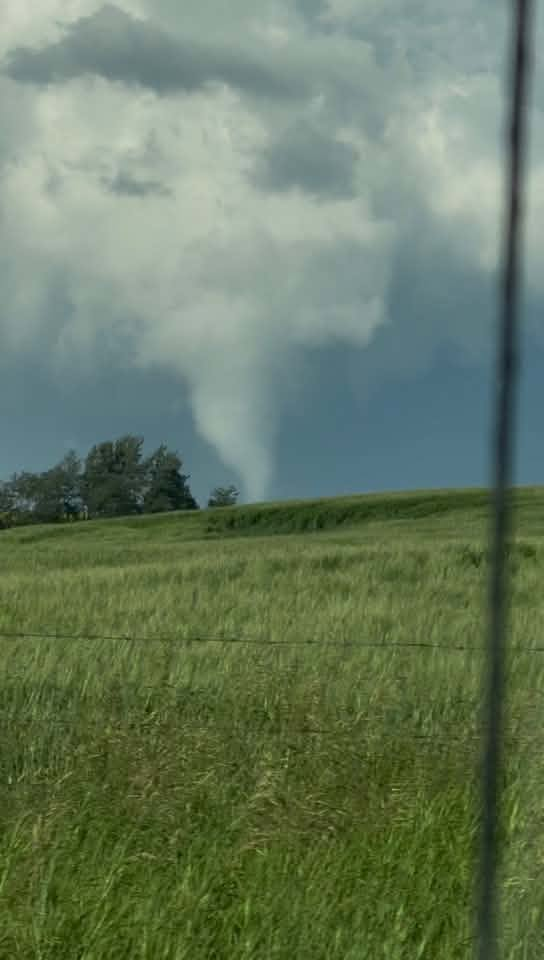 photos - Tornado damages buildings in County of Vermilion River 1 image 13